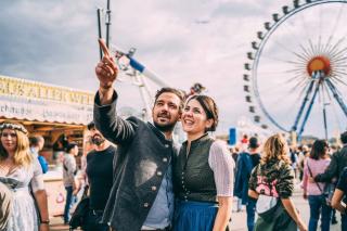 2 Besucher mit dem Riesenrad im Hintergrund 2 Besucher mit dem Riesenrad im Hintergrund