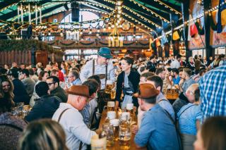 Besuchter Innenraum des Augustiner Festzelts Besuchter Innenraum des Augustiner Festzelts