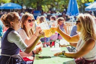 Frauen im Biergarten bei der WirtshausWiesn