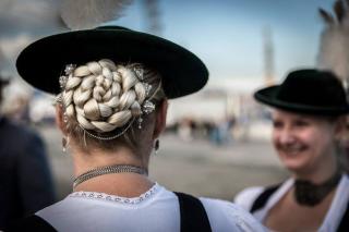Flechten ist kein Hexenwerk, auch wenn besonders aufwendige Frisuren das Gegenteil vermuten lassen. 