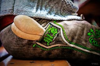 Mann mit Lederhose sitzt am Biertisch Mann mit Lederhose sitzt am Biertisch
