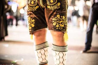 Mann in Tracht auf dem Oktoberfest Mann in Tracht auf dem Oktoberfest