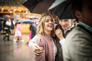 So eine Dirndlfrisur muss jede Menge mitmachen. Wind, Wetter, Fahrgeschäfte und dann noch Geschunkel und Getanze plus hohe Luftfeuchtigkeit und Hitze im Zelt. So eine Dirndlfrisur muss jede Menge mitmachen. Wind, Wetter, Fahrgeschäfte und dann noch Geschunkel und Getanze plus hohe Luftfeuchtigkeit und Hitze im Zelt.