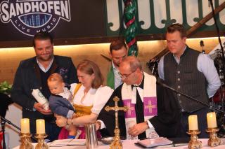 Taufe des 14 Monate alten William Schneider beim Wiesngottesdienst