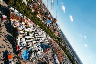 Blick vom Bayern Tower Blick auf das Wiesngelände vom Bayern Tower herab