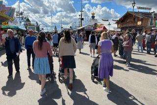 Mütter mit Kinderwägen schlendern über die Wirtsbudenstraße Mütter mit Kinderwägen schlendern über die Wirtsbudenstraße