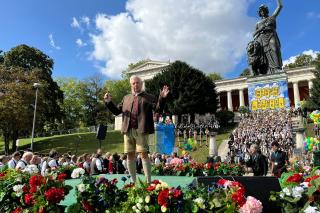 OB Dieter Reiter dirigiert die Wiesn-Kapellen. OB Dieter Reiter dirigiert die Wiesn-Kapellen.