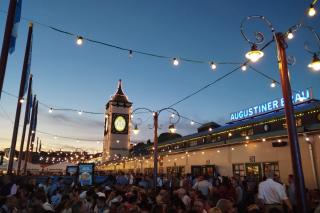 Biergartenbereich der Augustiner-Festhalle Biergartenbereich der Augustiner-Festhalle