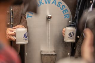 Trinkwasserbrunnen auf der Wiesn Bild eines laufenden Trinkwasserbrunnens