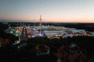 Blick über das Oktoberfest in der Abenddämmerung