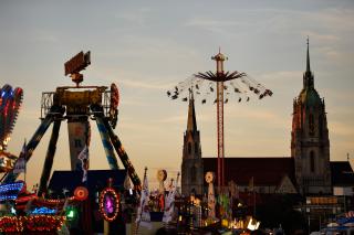 Fahrgeschäfte vor der Paulskirche in der Abenddämmerung Fahrgeschäfte vor der Paulskirche in der Abenddämmerung