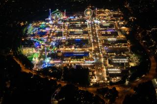 Das Oktoberfest bei Nacht aus der Vogelperspektive
