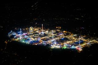 Das Oktoberfest bei Nacht aus der Vogelperspektive Das Oktoberfest bei Nacht aus der Vogelperspektive