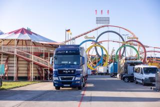 Aufbau der Fahrgeschäfte mit Olympia Looping und Steilwandfahrern