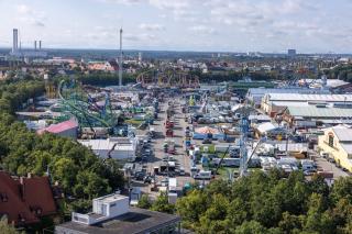 Blick von der Pauls-Kirche auf die Aufbauarbeiten für das Oktoberfest