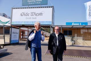 OB Dieter Reiter und Wiesn-Chef Clemens Baumgärtner vor dem neuen Haupteingang Oide Wiesn 
