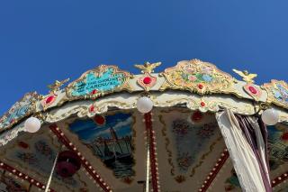 Das „The Grand Carousel“ ist ein Etagenkarussell, das traditionelle Kunst mit moderner Technologie kombiniert. 