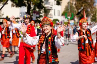 Der Trachten- und Schützenzug ist einer der Höhepunkt der Oktoberfests. Der Trachten- und Schützenzug ist einer der Höhepunkt der Oktoberfests.