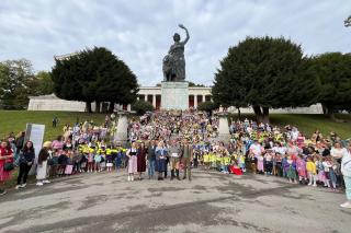 1500 Münchner Vorschulkinder auf den Stufen der Bavaria 1500 Münchner Vorschulkinder auf den Stufen der Bavaria