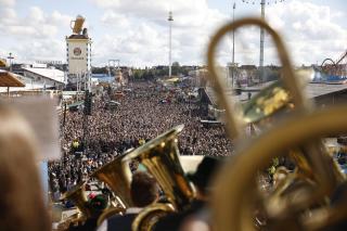Großer Besucherandrang beim Platzkonzert der Wiesnwirte 2024 Großer Besucherandrang beim Platzkonzert der Wiesnwirte 2024