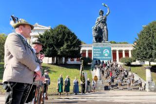 Oktoberfest 2024: Böllerschießen am letzten Tag zu Füßen der Bavaria.