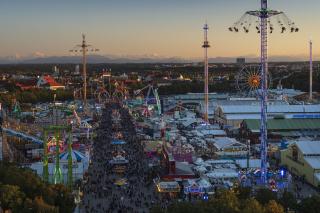 Oktoberfest Panorama mit Alpen