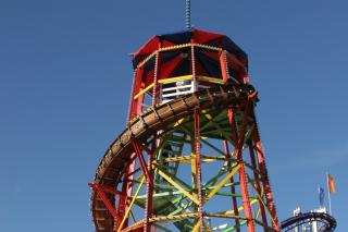 Der Holzturm des Toboggan