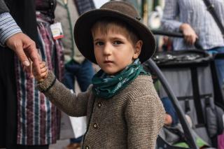 Auch die Kleinen machen in Tracht eine schneidige Figur