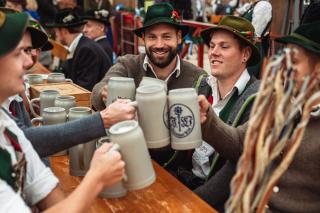 Auf der Oidn Wiesn wird das Bier in Keferlohern (Steinkrügen) ausgeschenkt.
