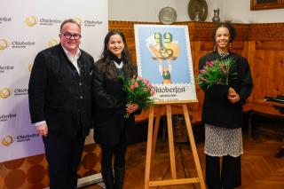 Clemens Baumgärnter und die beiden Plakatdesignerinnen beim Siegerfoto
