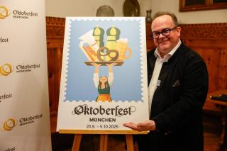 Clemens Baumgärtner präsentiert das Siergermotiv Clemens Baumgärtner präsentiert das Siergermotiv