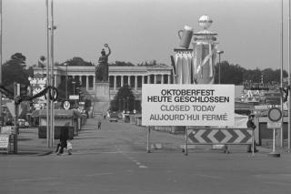 Oktoberfest-Attentat Hinweisschilder "Oktoberfest heute geschlossen", im Hintergrund die Bavaria mit der Ruhmeshalle