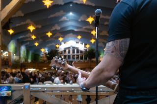 Musiker mit E-Gitarre spielt im Hackerzelt Musiker mit E-Gitarre spielt im Hackerzelt