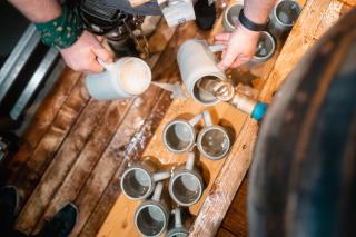 Schankkellner zapft Bier auf dem Oktoberfest Schankkellner zapft Bier auf dem Oktoberfest
