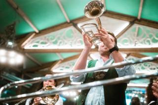 Blasmusikant spielt im Schützenliesl Blasmusikant spielt im Schützenliesl