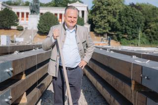 Wiesnchef Dr. Christian Scharpf beim symbolischen Spatenstich. Wiesnchef Dr. Christian Scharpf beim symbolischen Spatenstich.