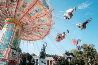 Kettenflieger auf der Oidn Wiesn vor der Kulisse der Bavaria-Statue Kettenflieger auf der Oidn Wiesn vor der Kulisse der Bavaria-Statue