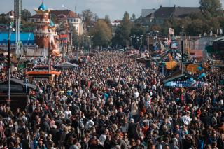 Blick über die gut besuchte Schaustellerstraße Blick über die gut besuchte Schaustellerstraße