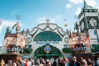 Haupteingang der Augustiner Festhalle auf dem Oktoberfest Haupteingang der Augustiner Festhalle auf dem Oktoberfest