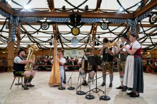 Musikanten im Festzelt Tradition Musikanten im Festzelt Tradition