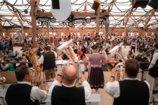 Die Oktoberfestmusikanten spielen auf im festzelt Tradition. Die Oktoberfestmusikanten spielen auf im festzelt Tradition.