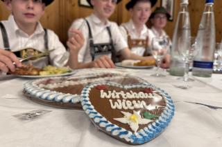 WirtshausWiesn - junge Burschen am Tisch WirtshausWiesn - junge Burschen am Tisch