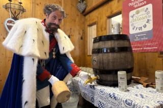 König-Ludwig-II.-Darsteller beim Anzapfen König-Ludwig-II.-Darsteller beim Anzapfen