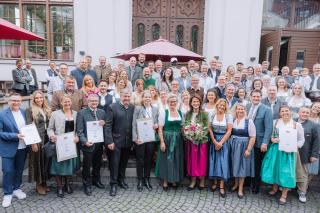 Staatsministerin Michaela Kaniber und DEHOGA-Präsidentin Angela Inselkammer (1. Reihe, 5. v.l.) gemeinsam mit den prämierten Gastronomie- und Festzeltbetreibern in München. Staatsministerin Michaela Kaniber und DEHOGA-Präsidentin Angela Inselkammer (1. Reihe, 5. v.l.) gemeinsam mit den prämierten Gastronomie- und Festzeltbetreibern in München.