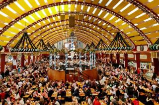 Das gut besuchte Löwenbräu Festzelt auf dem Oktoberfest