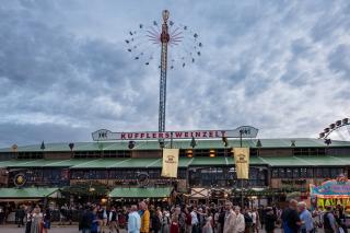 Kufflers Weinzelt auf dem Oktoberfest Kufflers Weinzelt auf dem Oktoberfest