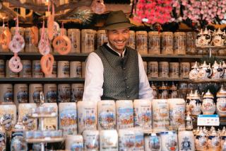 Der Stand von Christopher Schöttl mit Krügen, Scherzartikeln, Andenken und Festkarten Der Stand von Christopher Schöttl mit Krügen, Scherzartikeln, Andenken und Festkarten