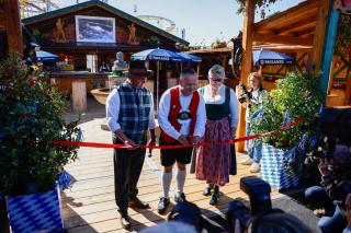 Wiesnchef Dr. Christian Scharpf eröffnet mit den Wirten Andreas und Christine Kübler-Dräger offiziell den Weißbiergarten