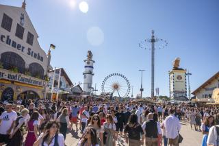 Menschen flanieren über die Wirtsbudenstraße auf dem Oktoberfest