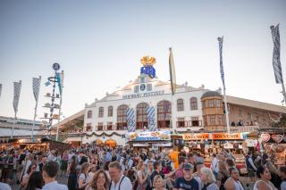 Das Hofbräu Festzelt auf dem Oktoberfest